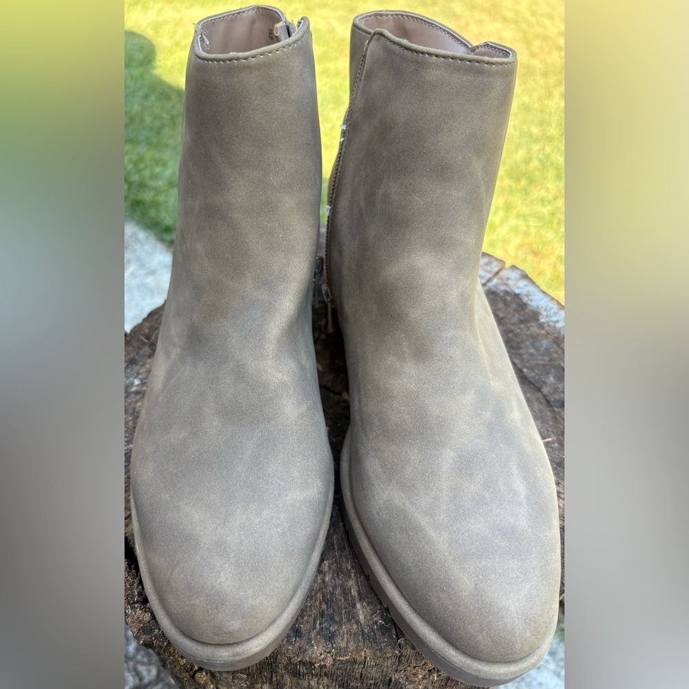 Women's 7W Brown Suede Ankle Booties